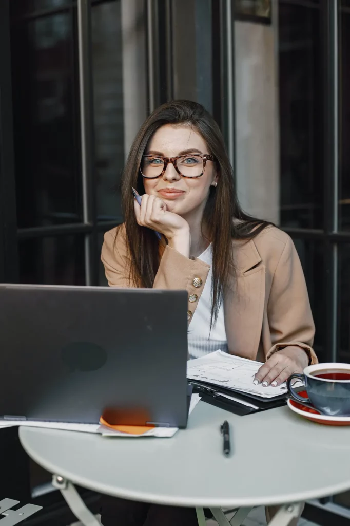Une étudiante a un style executive image